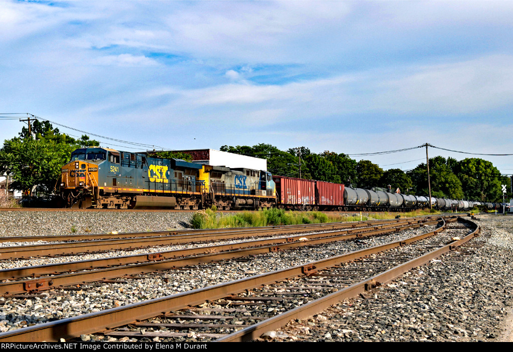 CSX 830 on B-728